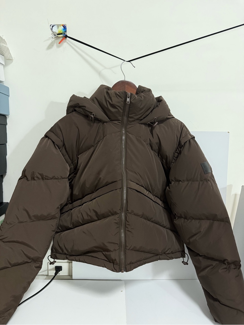 ALO Yoga Cropped Hooded Puffer Jacket in Dark Brown